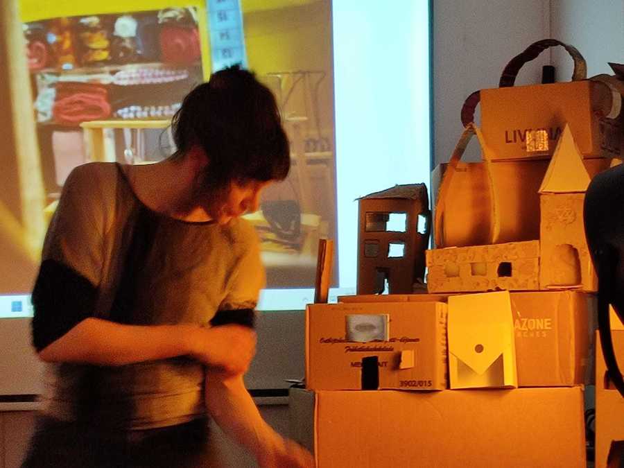 Installatie van kartonnen dozen.